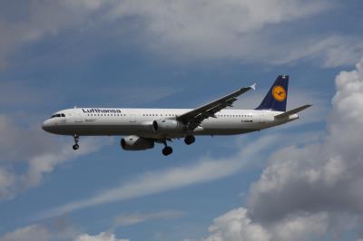 Image of aircraft registration D-AIRN - A A321-131 operated by Lufthansa