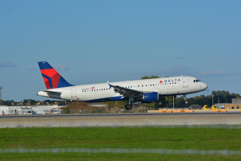 Photo of aircraft N323US operated by Delta Air Lines
