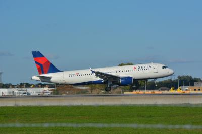 Photo of aircraft N323US operated by Delta Air Lines