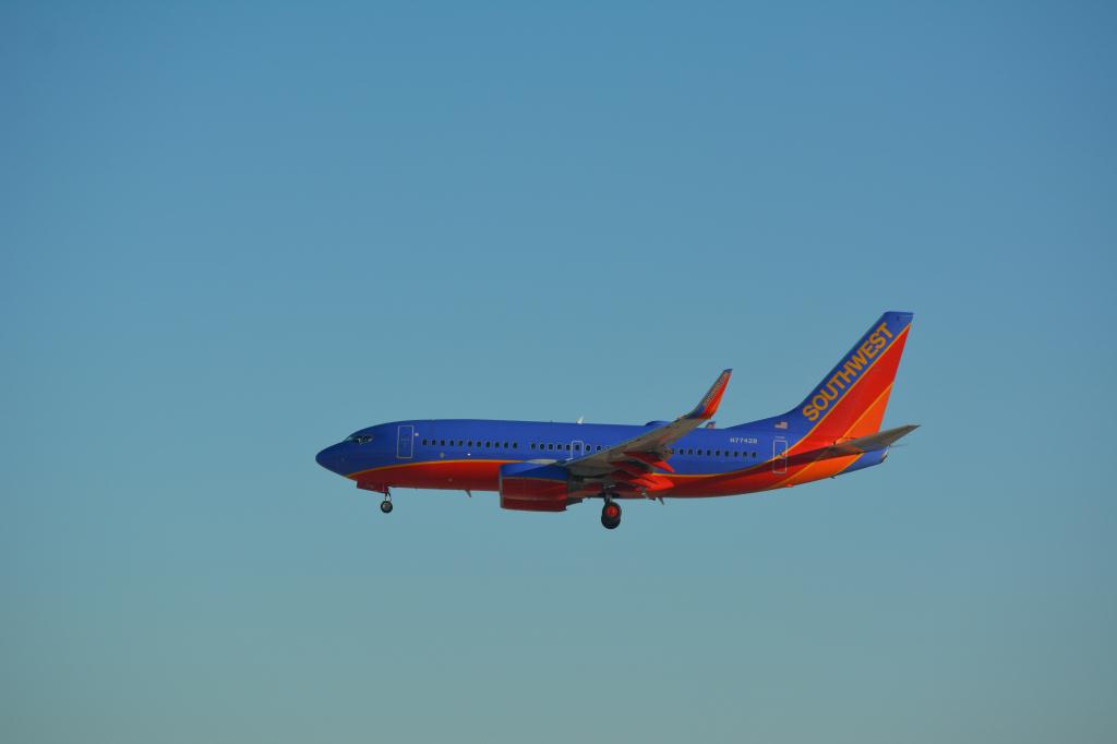 Photo of aircraft N7742B operated by Southwest Airlines