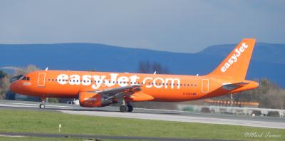 Image of aircraft registration G-EZUI - A A320-214 operated by easyJet