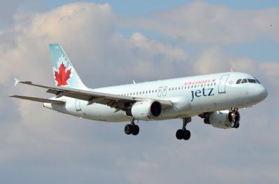 Photo of aircraft C-GQCA operated by Air Canada Jetz