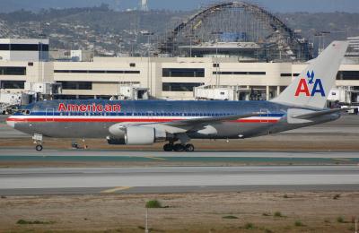 Photo of aircraft N323AA operated by American Airlines