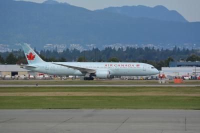 Photo of aircraft C-FRSA operated by Air Canada
