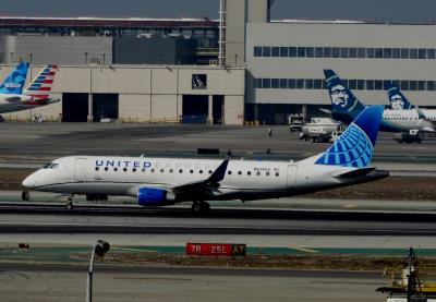 Photo of aircraft N619UX operated by United Express