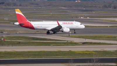 Image of aircraft registration EC-LXQ - A Airbus A320-216 operated by Iberia