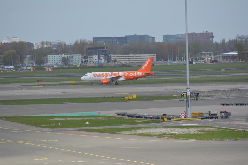 Photo of aircraft G-EJAR operated by easyJet