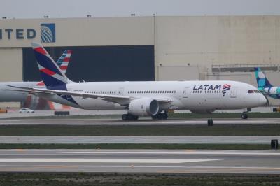 Photo of aircraft CC-BGV operated by LATAM Airlines Chile