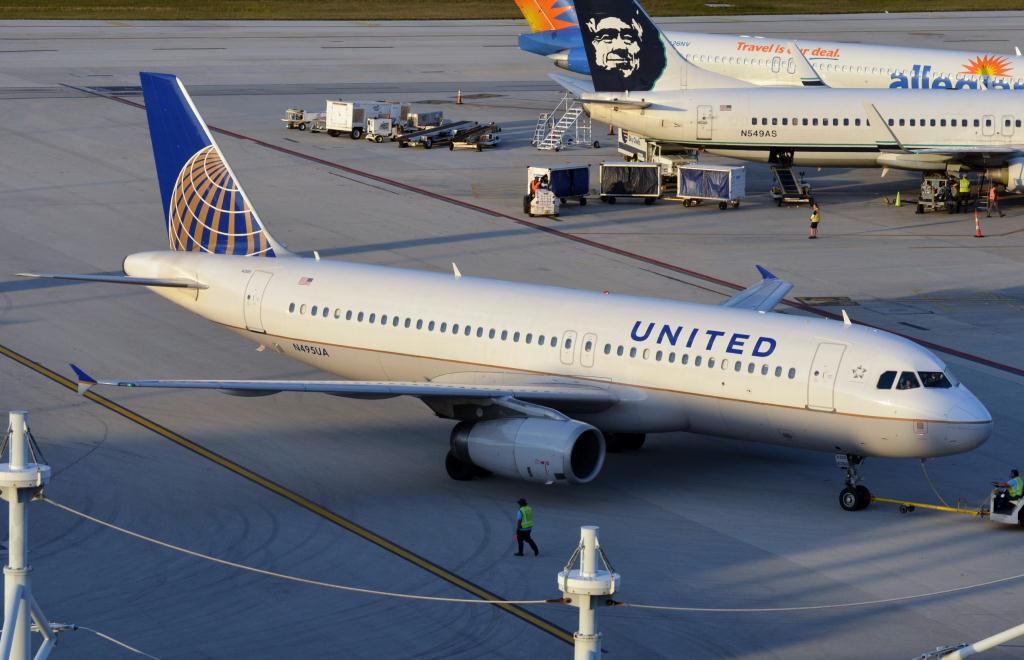 Photo of aircraft N495UA operated by United Airlines
