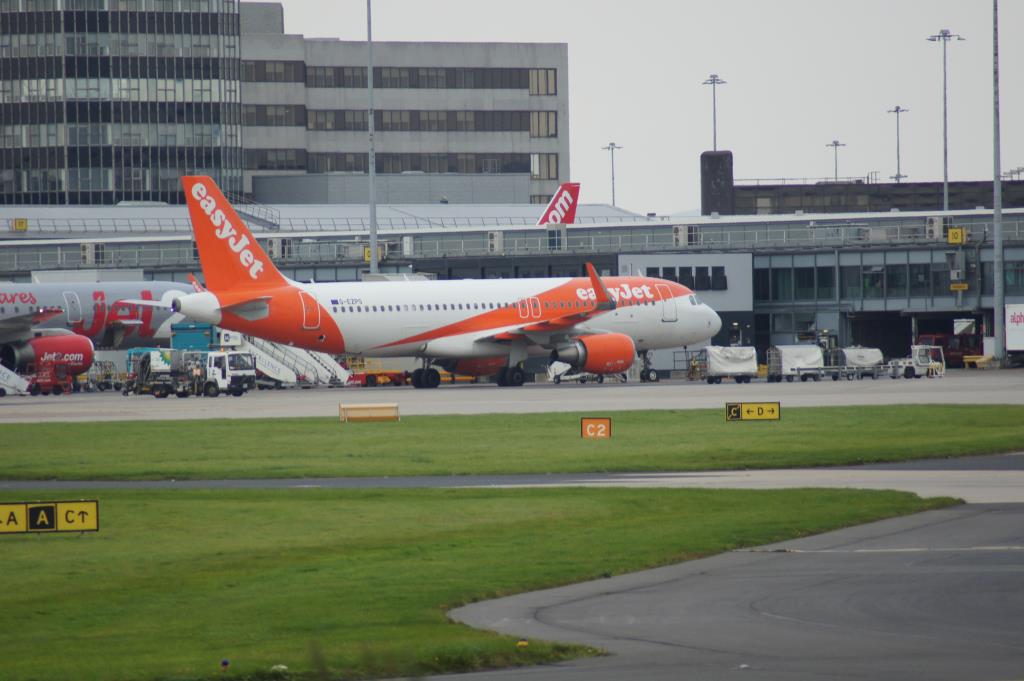 Photo of aircraft G-EZPS operated by easyJet