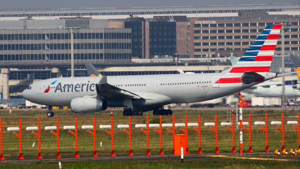 Photo of aircraft N281AY operated by American Airlines