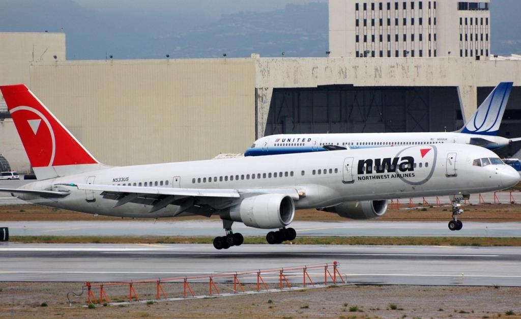 Photo of aircraft N533US operated by Northwest Airlines