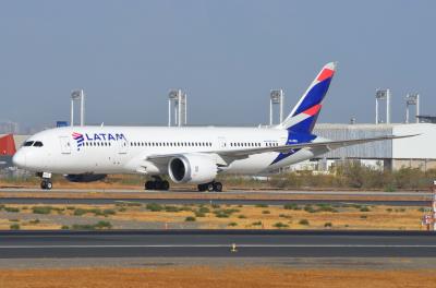Photo of aircraft CC-BBG operated by LATAM Airlines Chile