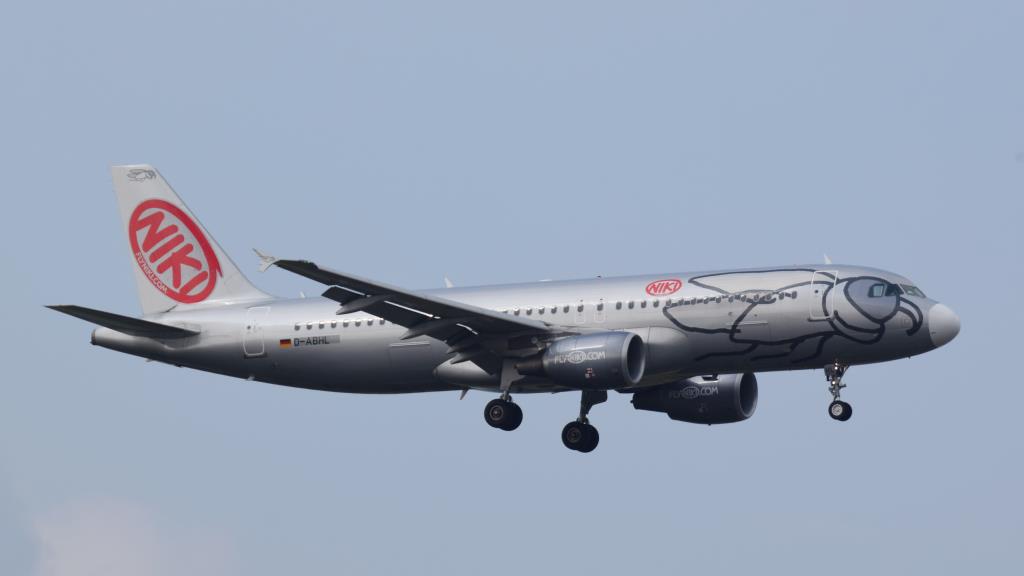 Photo of aircraft D-ABHL operated by Air Berlin