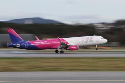 Photo of aircraft G-WUKG operated by Wizz Air UK