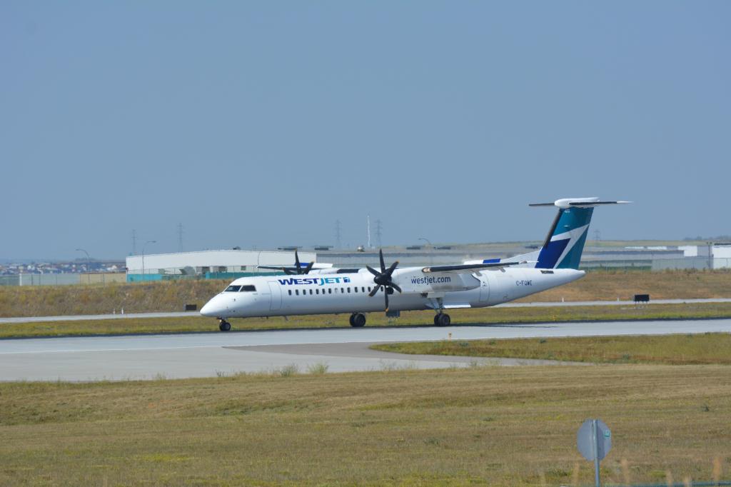 Photo of aircraft C-FQWE operated by WestJet Encore