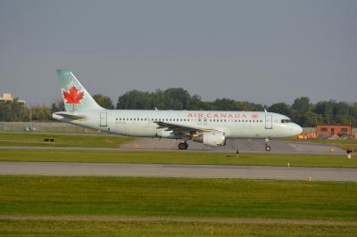 Image of aircraft registration C-FLSS - A A320-211 operated by Air Canada
