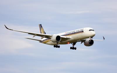 Photo of aircraft 9V-SHE operated by Singapore Airlines