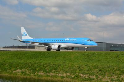 Photo of aircraft PH-EZI operated by KLM Cityhopper
