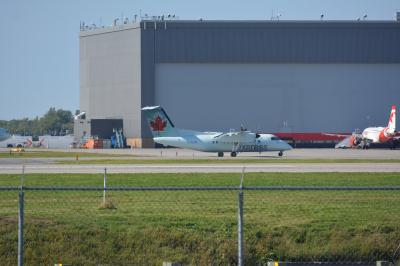 Photo of aircraft C-GJIG operated by Air Canada Express