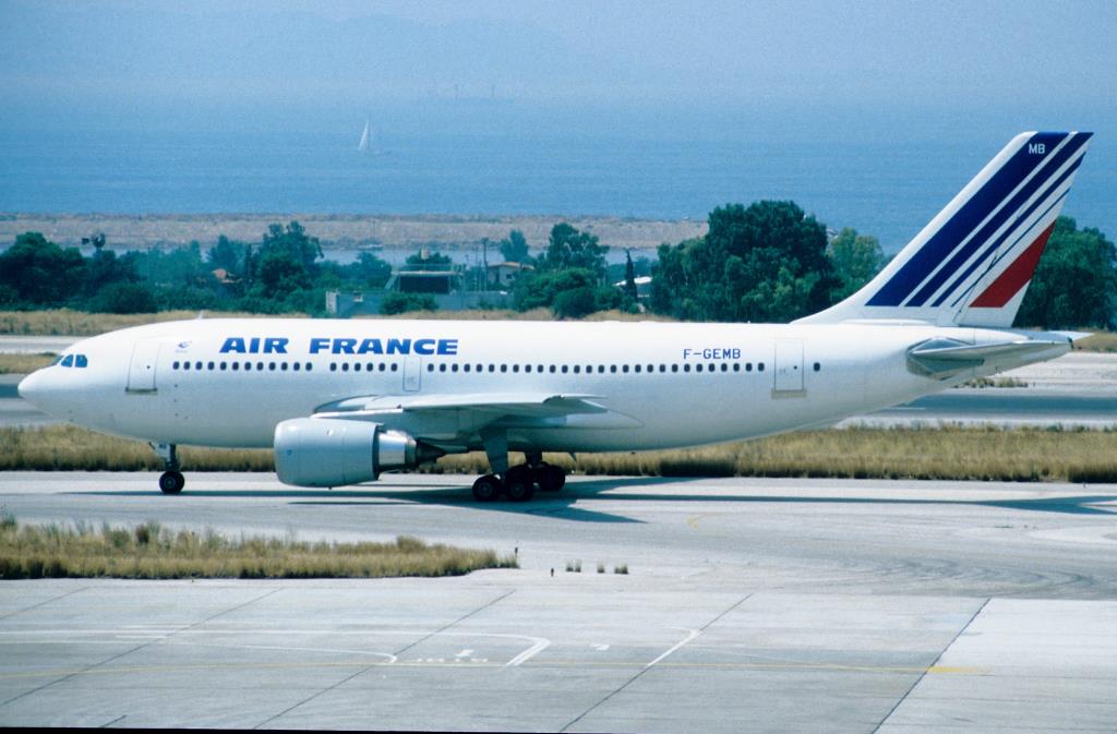 Photo of aircraft F-GEMB operated by Air France