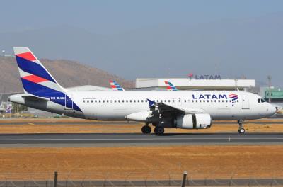Photo of aircraft CC-BAM operated by LATAM Airlines Chile