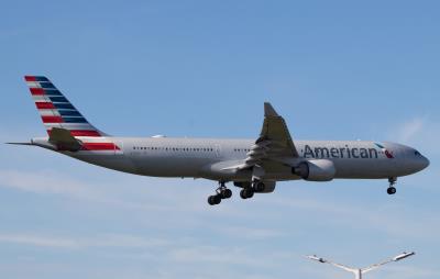 Photo of aircraft N275AY operated by American Airlines