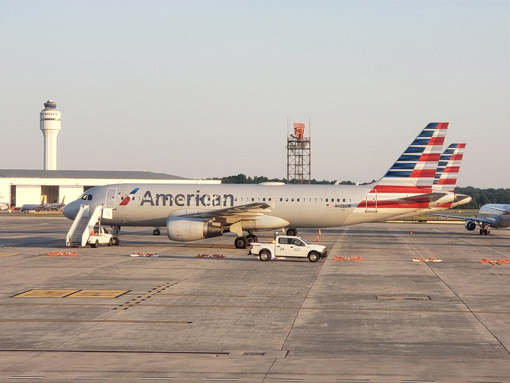 Photo of aircraft N125UW operated by American Airlines