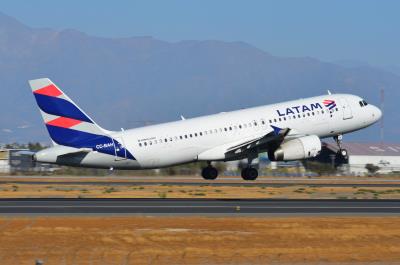 Photo of aircraft CC-BAH operated by LATAM Airlines Chile