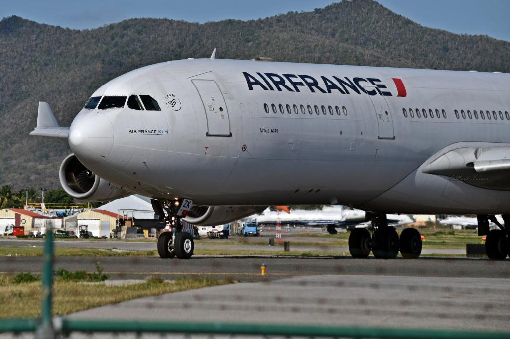 Photo of aircraft F-GLZK operated by Air France