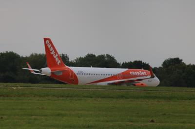 Photo of aircraft G-UZLT operated by easyJet