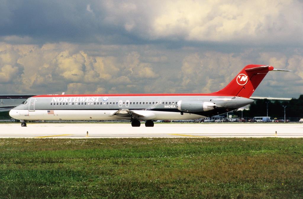 Photo of aircraft N401EA operated by Northwest Airlines