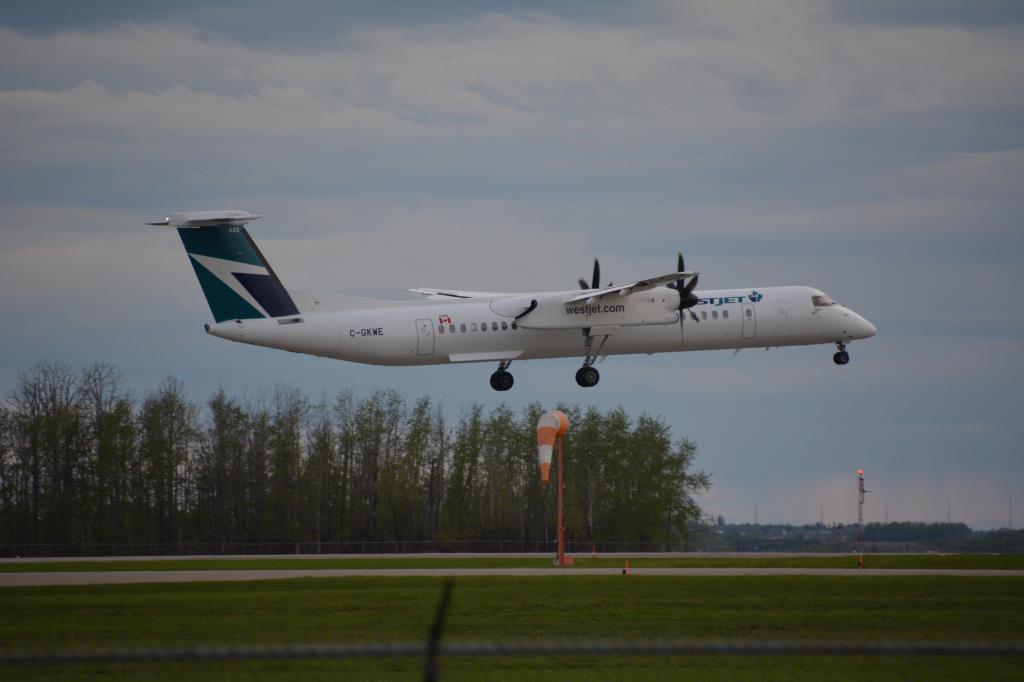 Photo of aircraft C-GKWE operated by WestJet Encore