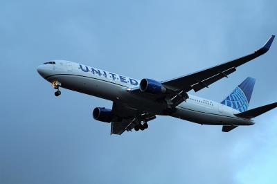 Photo of aircraft N674UA operated by United Airlines