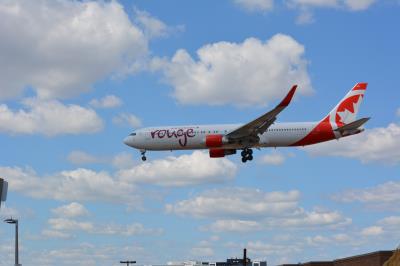 Image of aircraft registration C-FMWU - A 767-333(ER)(WL) operated by Air Canada Rouge