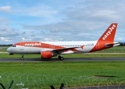 Photo of aircraft G-EZTA operated by easyJet