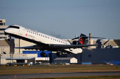 Photo of aircraft C-FJGZ operated by Air Canada Express