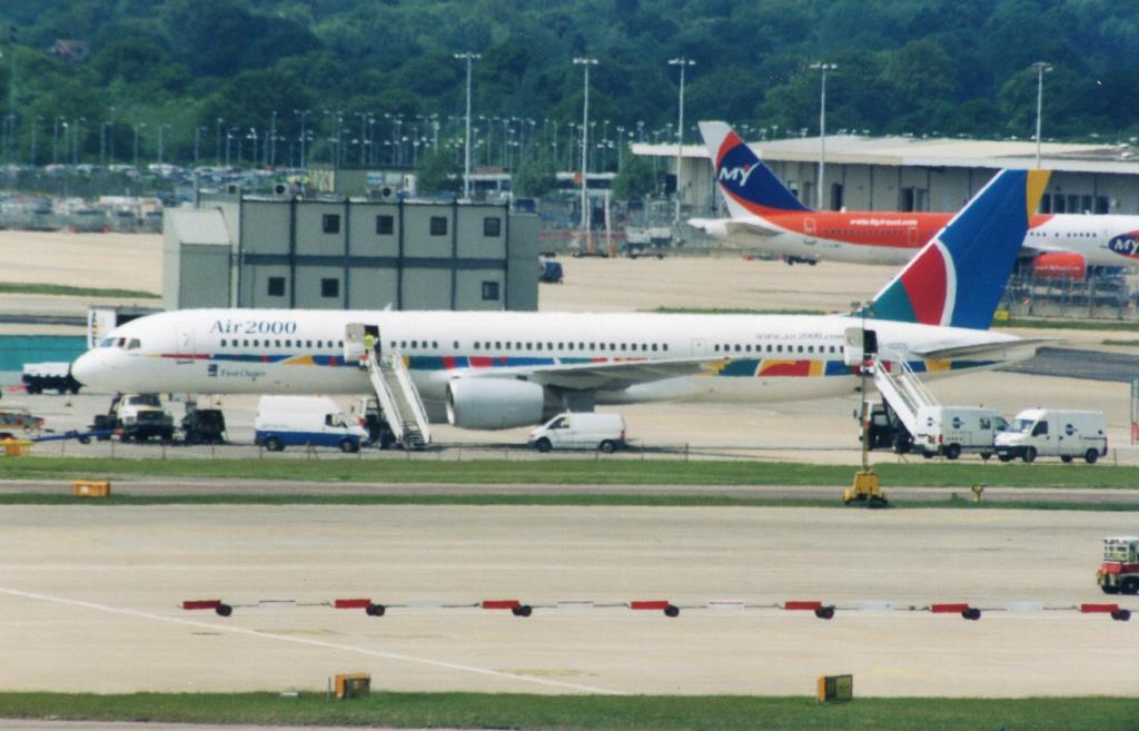 Photo of aircraft G-OOOS operated by Air 2000