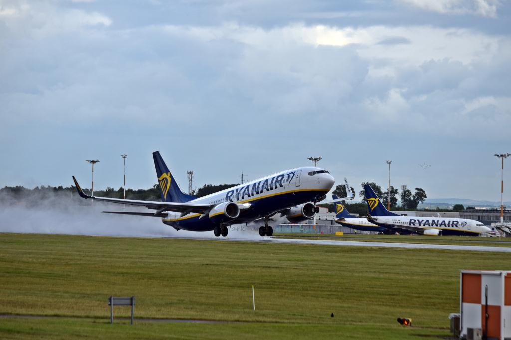 Photo of aircraft EI-FZR operated by Ryanair