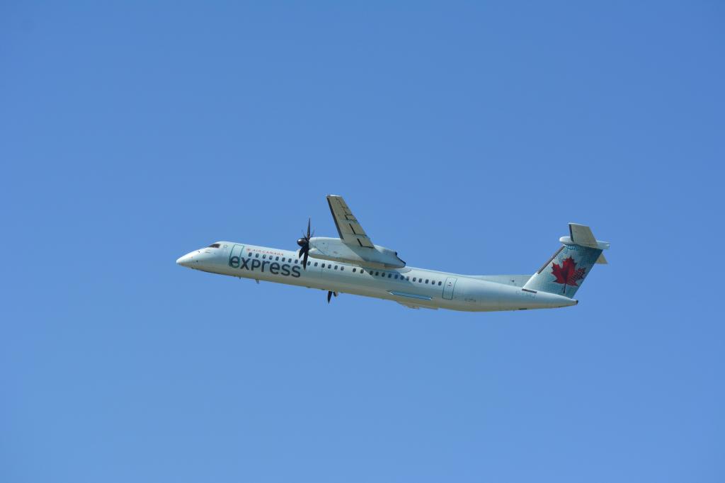 Photo of aircraft C-FSRJ operated by Air Canada Express