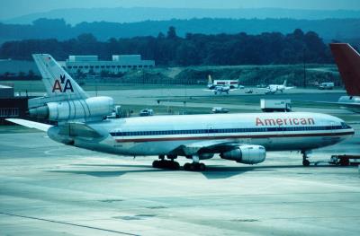 Photo of aircraft N136AA operated by American Airlines