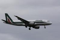 Photo of aircraft EI-DSB operated by Alitalia