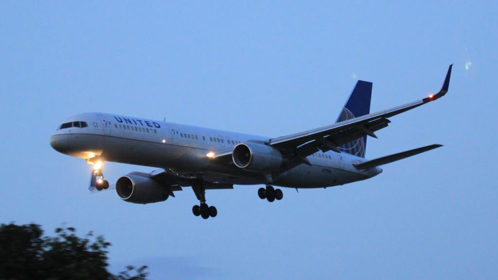 Photo of aircraft N17128 operated by United Airlines