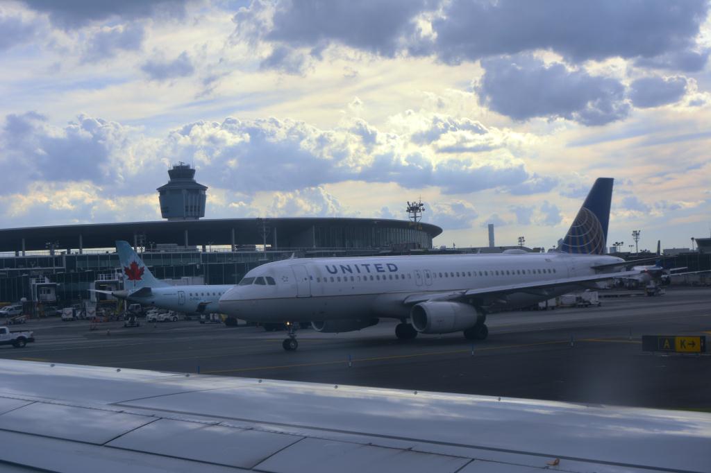 Photo of aircraft N416UA operated by United Airlines