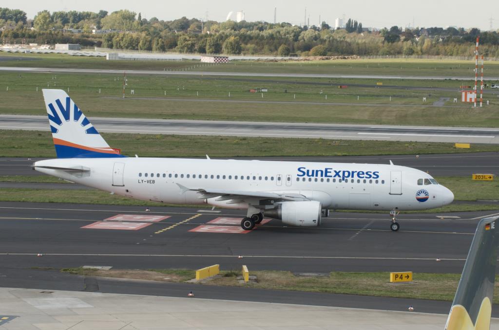 Photo of aircraft LY-VEB operated by LOT - Polish Airlines