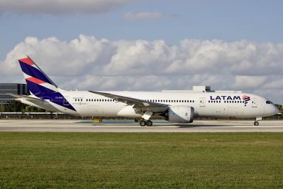 Photo of aircraft CC-BGD operated by LATAM Airlines Chile