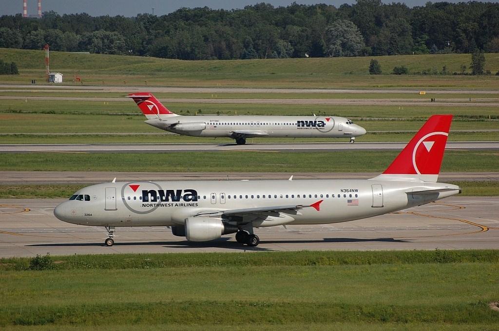Photo of aircraft N364NW operated by Northwest Airlines