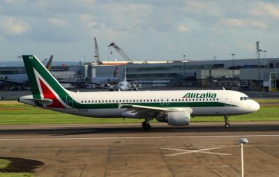 Photo of aircraft EI-DSH operated by Alitalia
