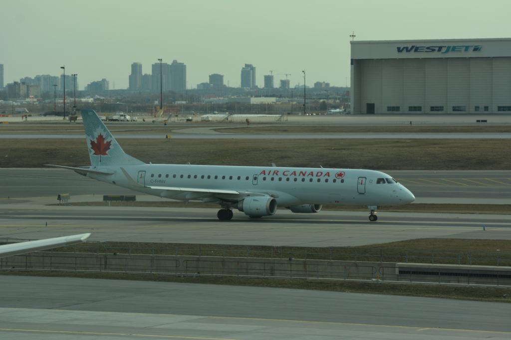 Photo of aircraft C-FHNV operated by Air Canada