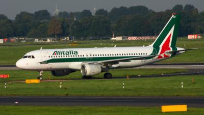 Image of aircraft registration EI-IKF - A A320-214 operated by Alitalia
